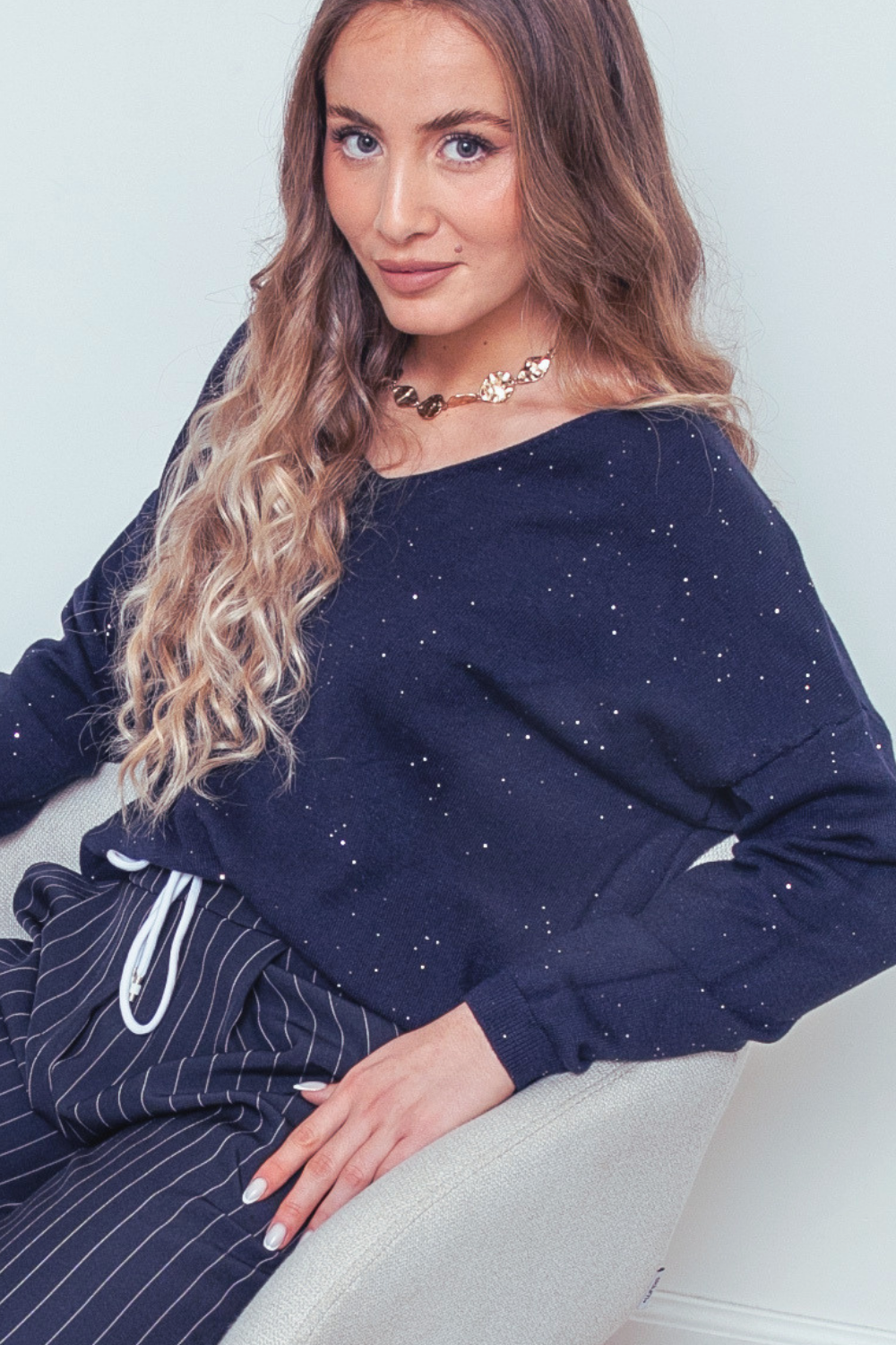 Comment porter les tops et t-shirts en hiver : silhouettes modernes et looks tendance ?